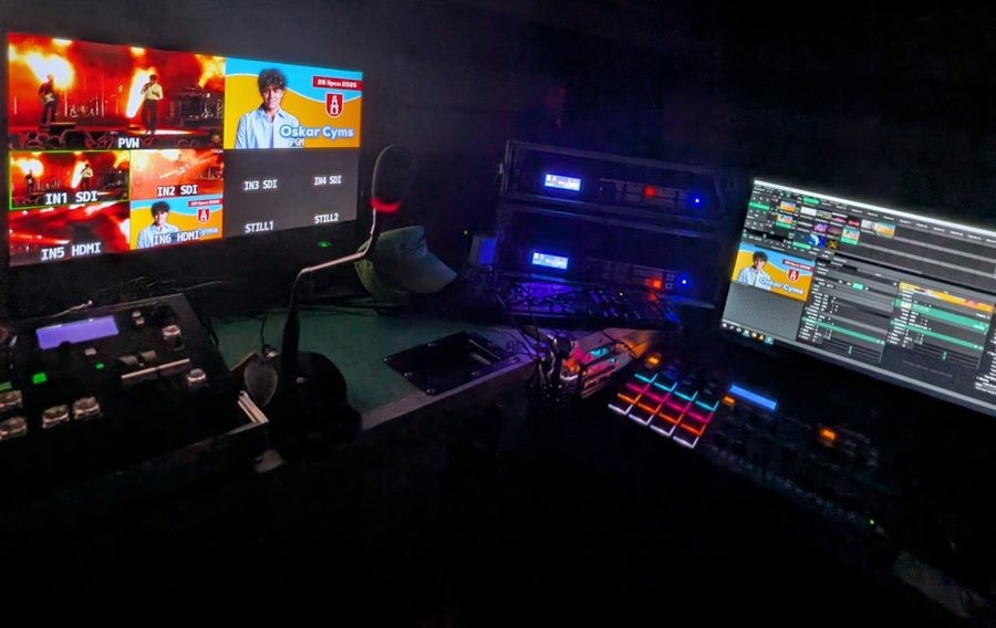 Stanowisko realizatora transmisji live – widok na sprzęt i monitory